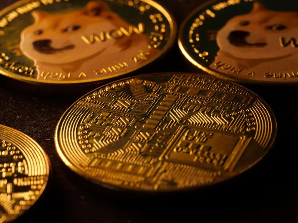  Селективный снимок монеты с мемом о собаке Шиба-ину по кличке Доге и гравировкой "Вау" на ней 